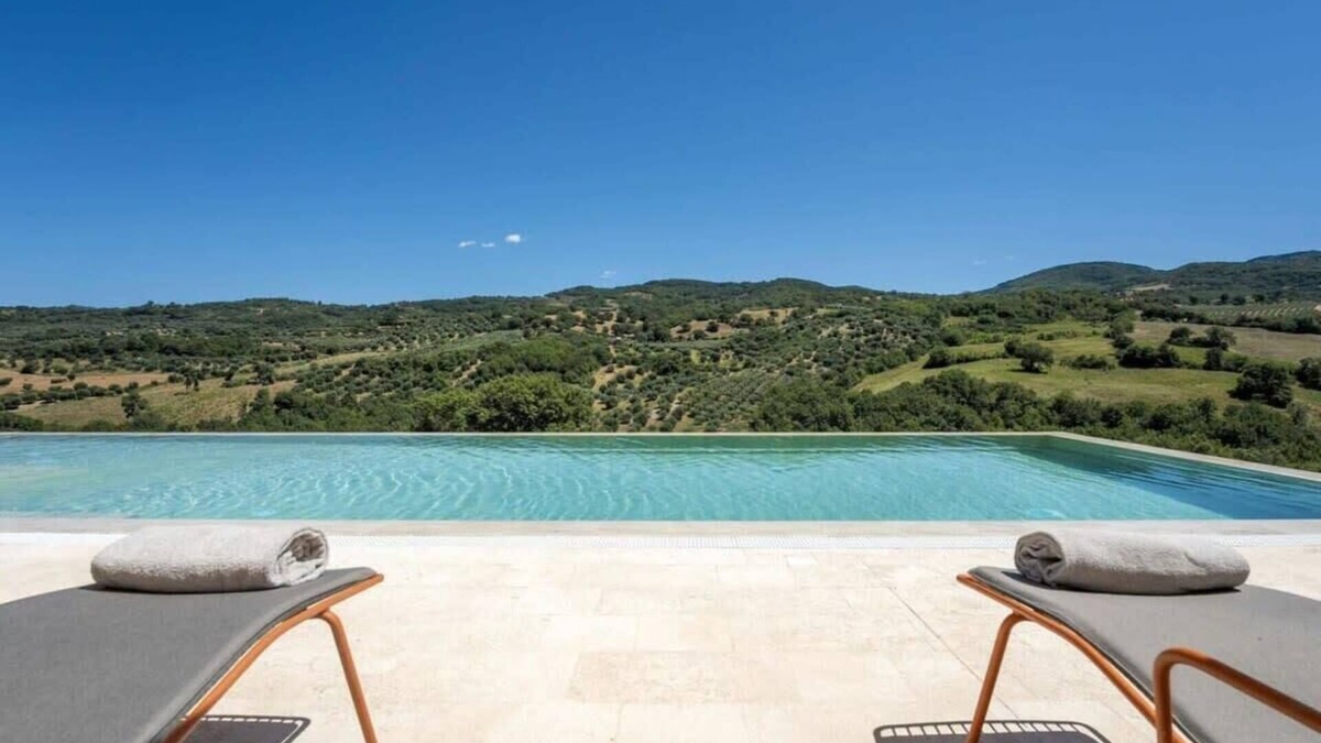 Cinigiano Villa | 7 Ensuite Bedrooms Luxury Mansion in Tuscany