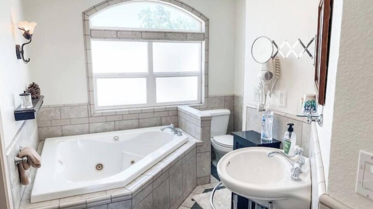 Mariposa Apartment | #7 Jacuzzi tub-Balcony- Historic Downtown suitenn