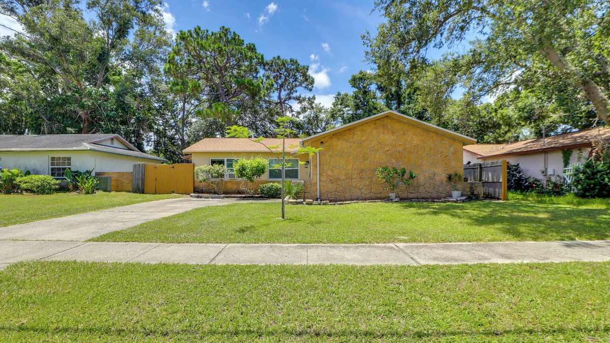 Pinellas Park Apartment | 7 Mi to Beach: Pinellas Park Studio w/Patio