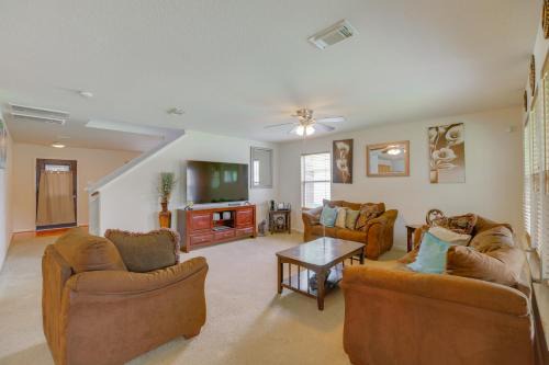 Baytown House | 7 Mi to Downtown Baytown Spacious Home with Yard