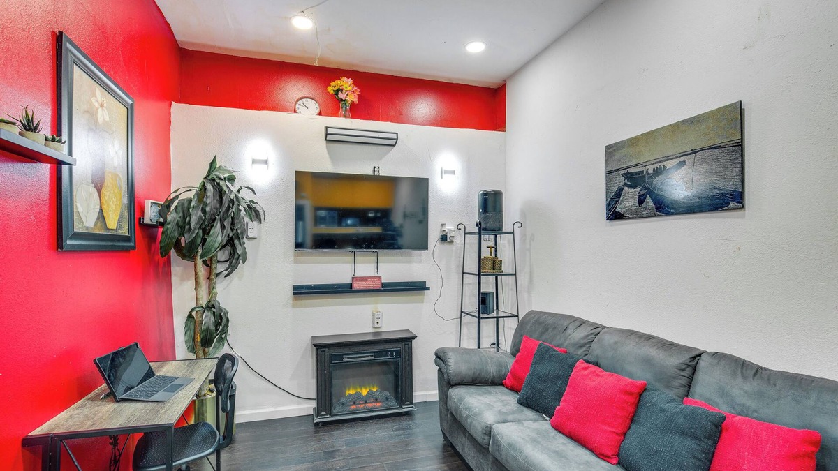 Dallas Apartment | 7 Mi to Downtown Dallas: WFH-Friendly Studio