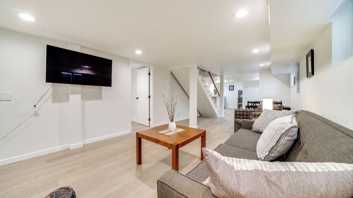 Maple Leaf Apartment | 7 Mi to Dtwn Seattle: Spacious Guest Suite