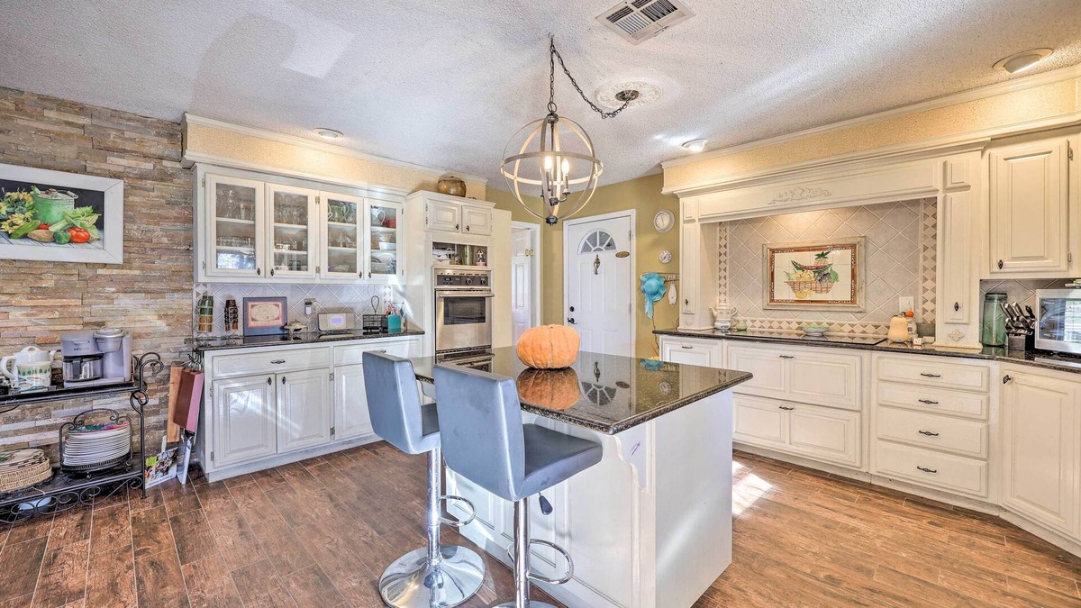 Rogers Villa | 7 Mi to Lake: Expansive Rogers Villa w/Pond!