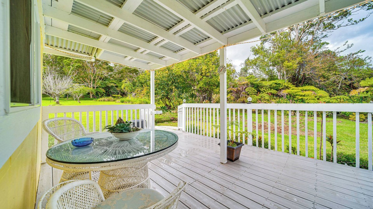Volcano Cottage | 7 Mi to Volcanoes NP: Serene Cottage w/Deck!