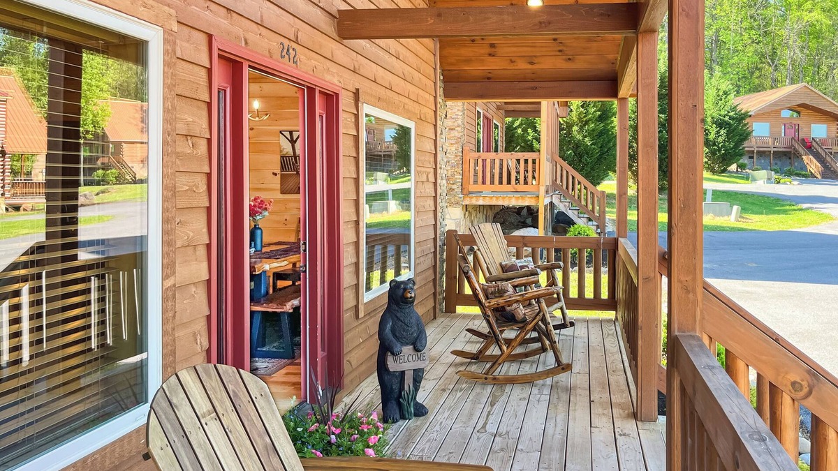 White Oak Lodge Cabin | 7 min to National Park! Resort cabin-Pickleball court-Hot tub-Arcade-Pool table