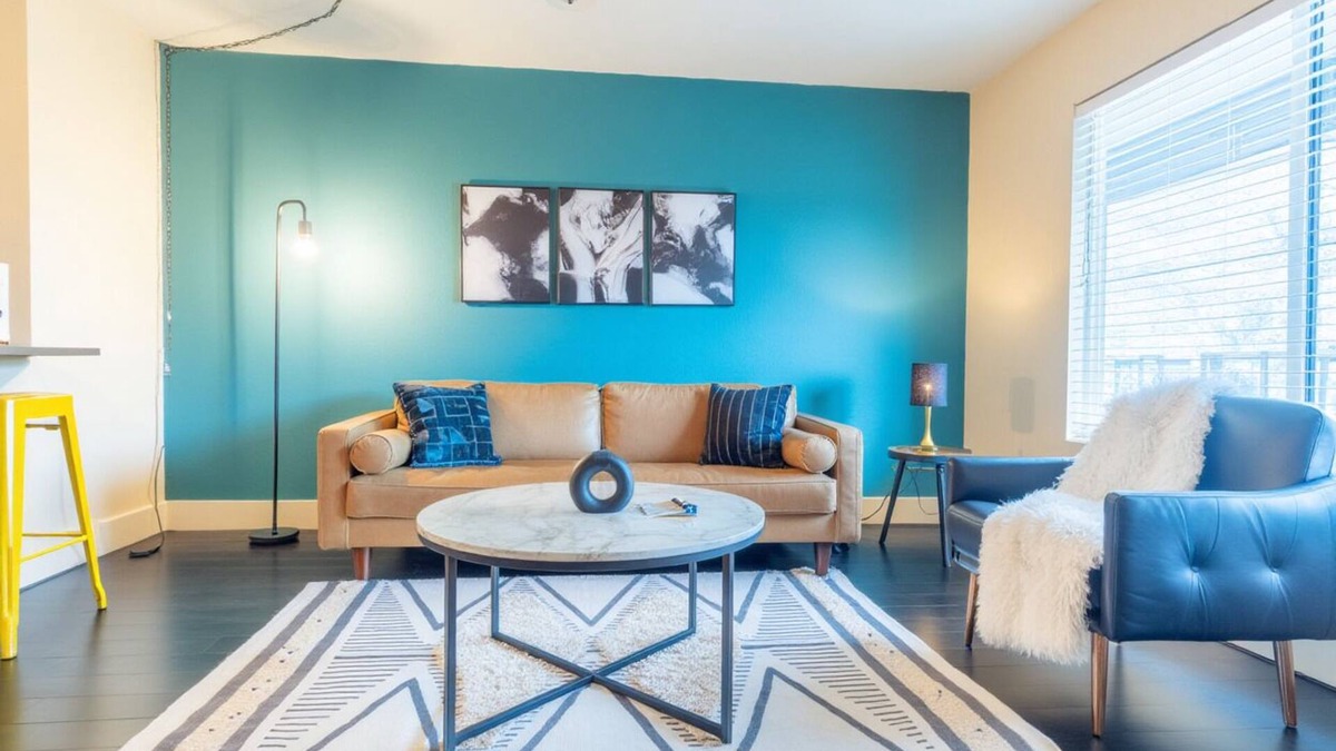 East Riverside - Oltorf Apartment | 7 mins to Downtown King Suite w/Pool, Parking + Gym 02