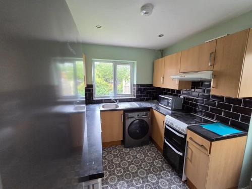 Huddersfield House | 7 Nights 10 percent Off, WiFi, Parking, Sleeps 8