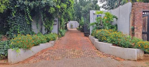 Bedfordview Bed & Breakfast | 7 on school - Cozy guesthouse 15 min drive from airport and close to major highways