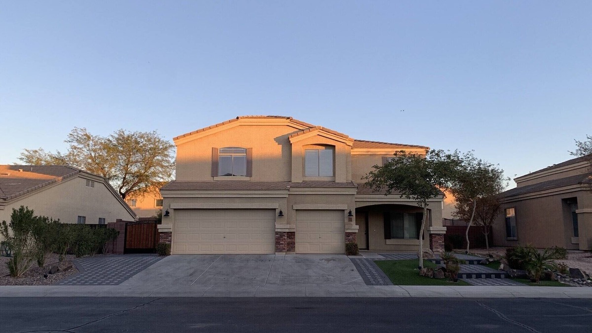 Sundance House | 7 rooms, 7 car parking, 7 min to freeway.