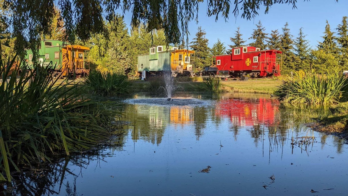 Sequim Hotel | 7 Themed Cabooses - Pet Friendly