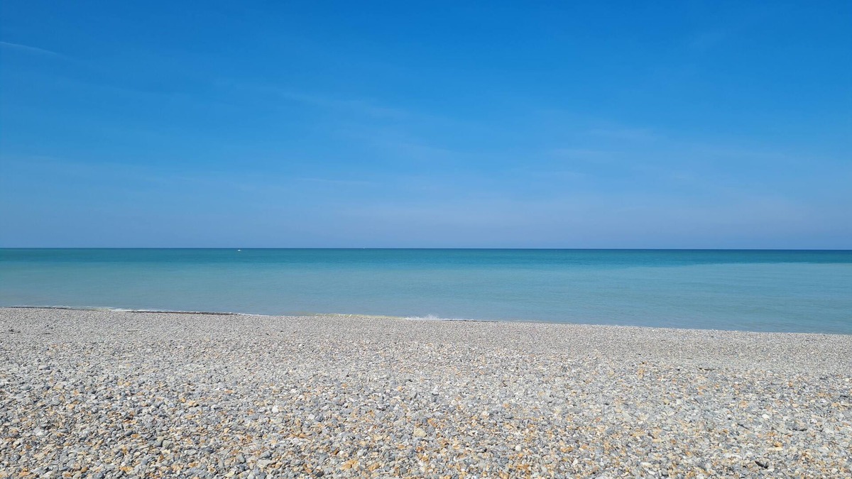 Mesnil-Val-Plage Apartment | 700 metres from the sea, apartment with large terrace and garden