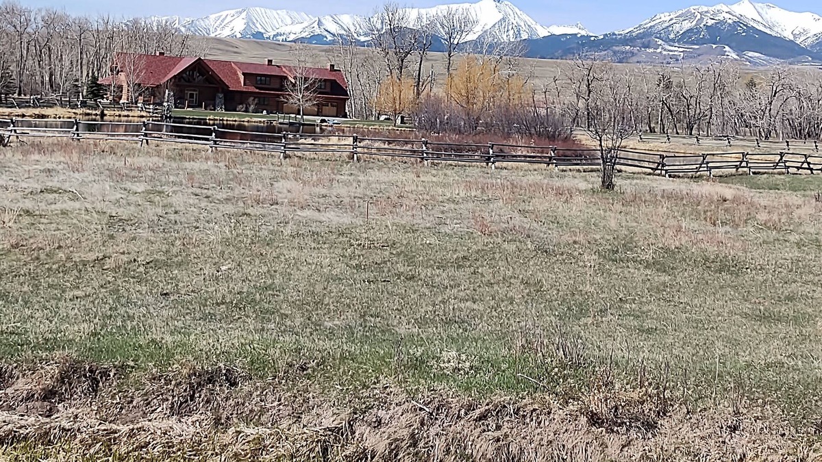 Big Timber House | 7000 sq ft log home located on the Sweet grass Creek