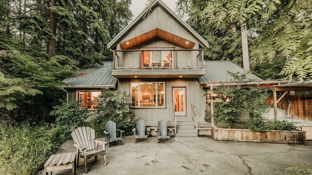 Glacier Cabin | 70MBR- Hot Tub - BBQ - Wi-Fi - Pets Ok - Sleeps 8 by RedAwning