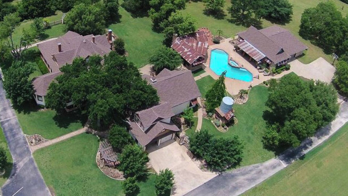 Fort Worth House | 71 Acre Estate - 21 Beds, River, Pool, 11 Miles From Downtown Fort Worth!
