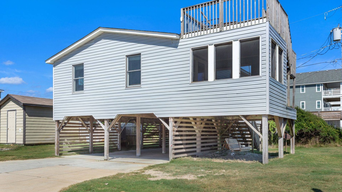 South Nags Head House | 7141 Geri's Place #9 * 100ft to Beach * Dogs OK