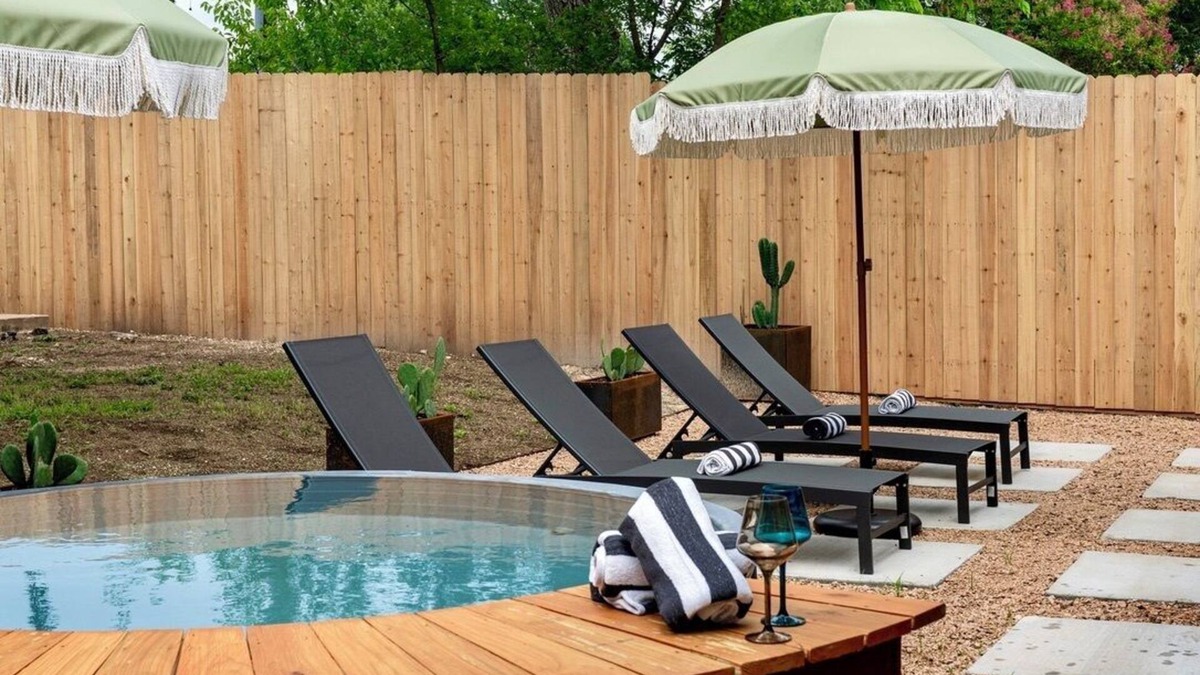 Sweetbriar House | 7BD Southwestern Retreat - Pool - Outdoor Dining - Gym - PingPong - 10 Min to DT