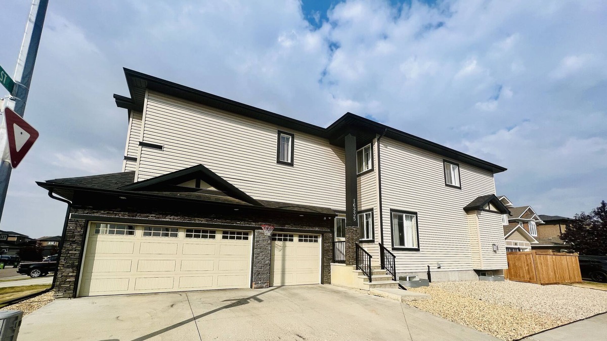 Northwest Edmonton House | 7BDRM Family Friendly 3Car Garage Home >Sleeps16