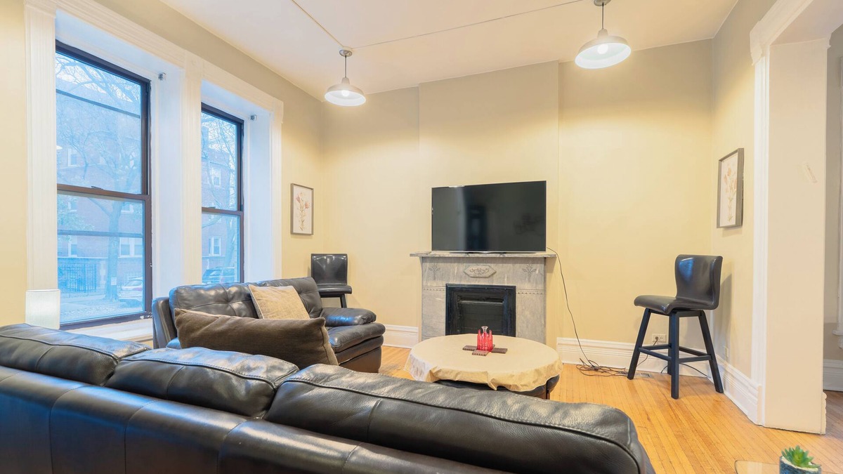 Lake View East House | 7BR Apartment City Escape Near Cubs + Laundry Ready