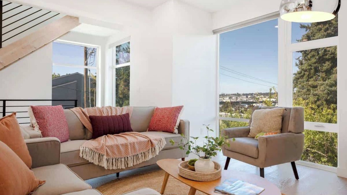 North Queen Anne Condo | 7BR Chic Retreat Twin TownHomes w/Rooftops