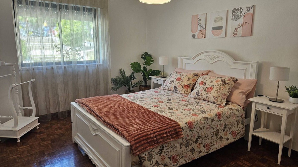 Pragal Apartment | 7km from the beach and 14km from downtown Lisbon. Cozy, family-friendly apartment!