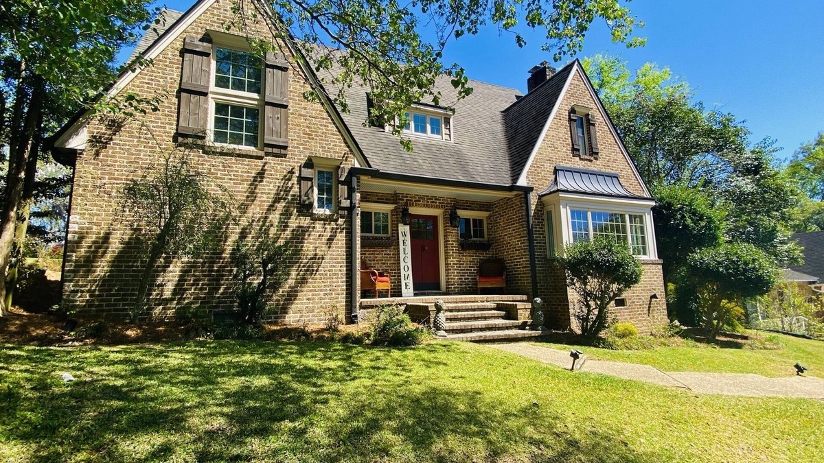 Laurel House | 7th Ave Manor, Remodeled 1930’s Manor just minutes from Historic Downtown Laurel