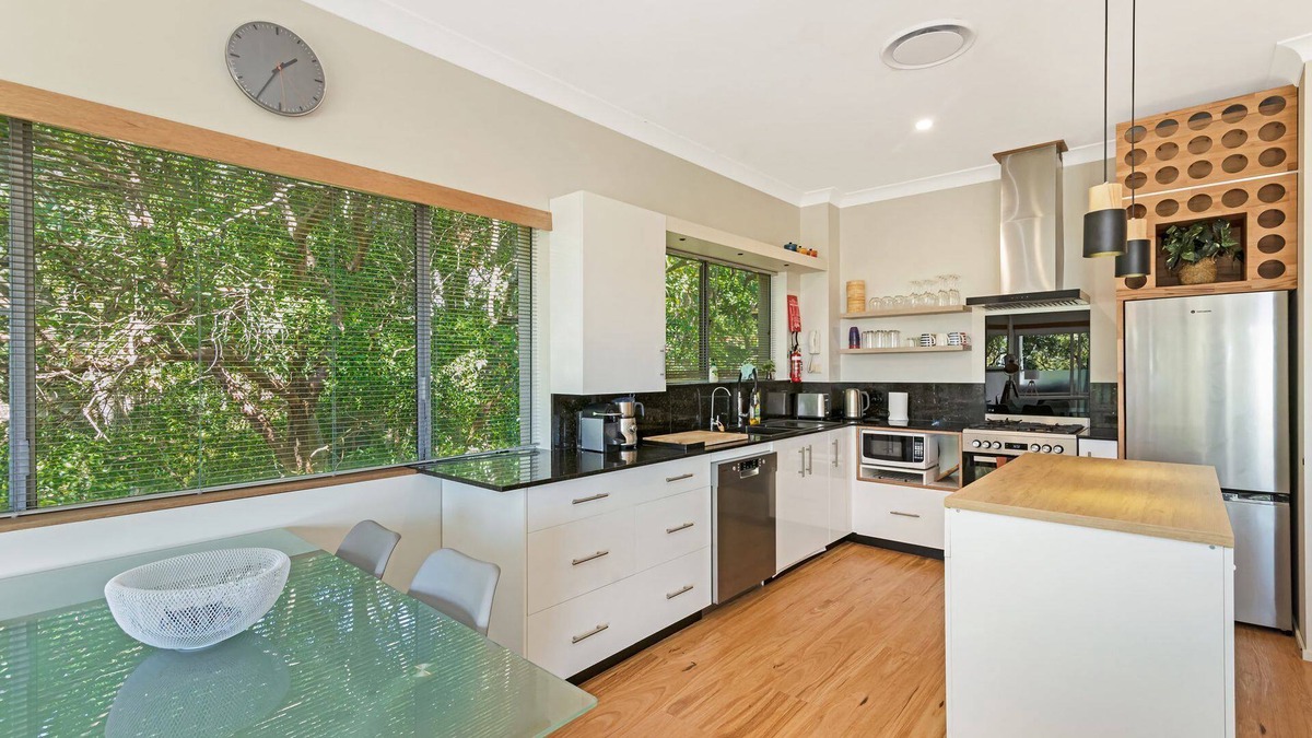 Currumbin Apartment | 8/24 Panorama Drive - Modern unit set amongst the trees with beach views