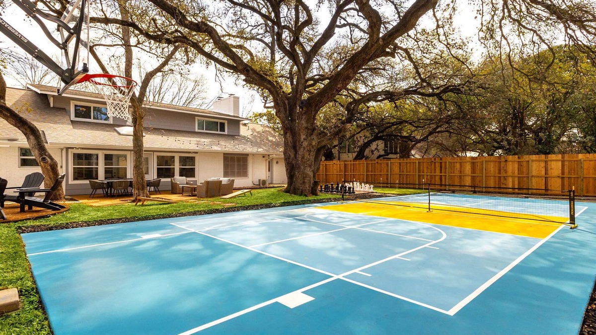 North San Antonio - SAT House | 8 Bedroom~Pickleball~Heated Pool~Sleeps 22~.5 acre~ Hot Tub~Game Room Mini Golf