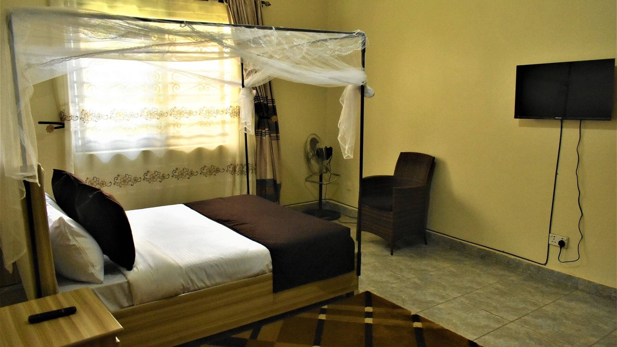 Kireka House | 8 bedroom Villa opposite Speke resort