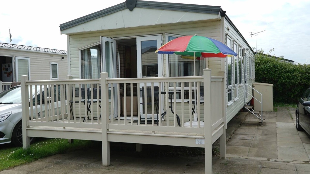 Hunstanton Ski Chalet | 8 berth caravan at manor park hunstanton free wifi
