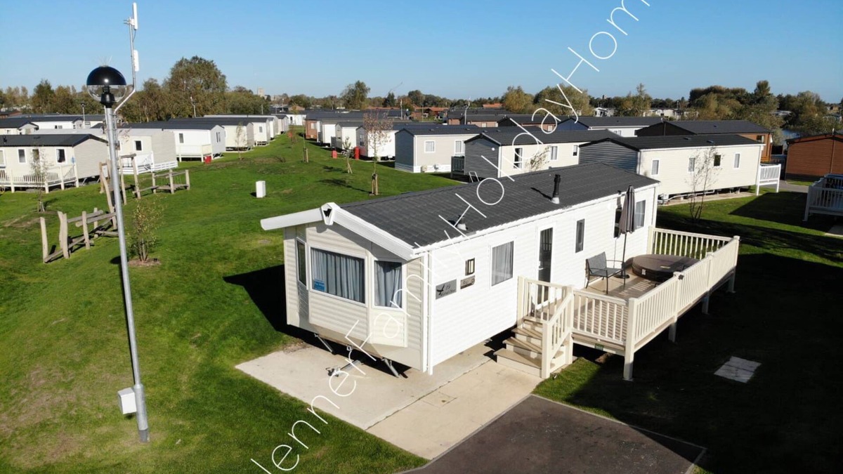 Tattershall House | 8 Berth Caravan with private hot tub
