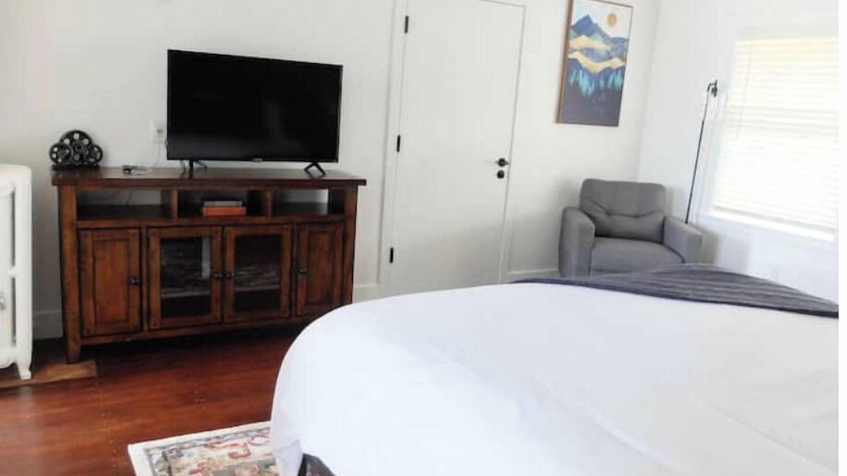 Mariposa Apartment | #8 Downtown Apt -Historic main street - King Bednn