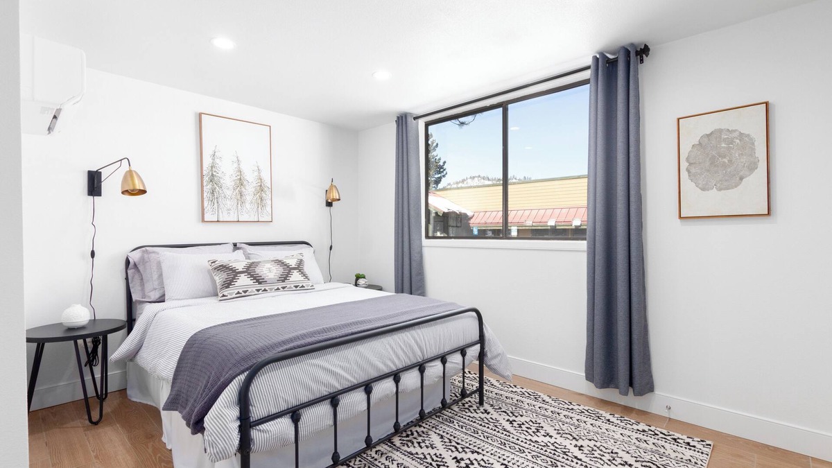 Mammoth Lakes Apartment | #8 In town NEW apartment by restaurants