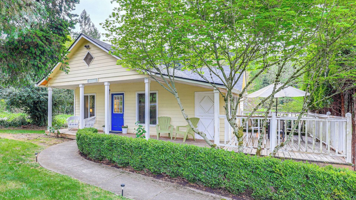 Carver Cottage | 8 Mi to Columbia River Gorge: Cottage w/Deck!