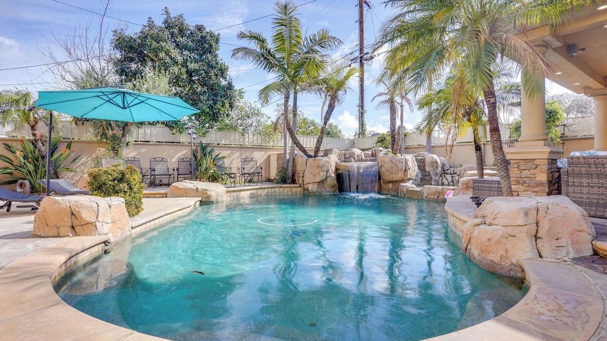 Henninger Park House | 8 Mi to Disney: Santa Ana Home w/Bar & Patio!
