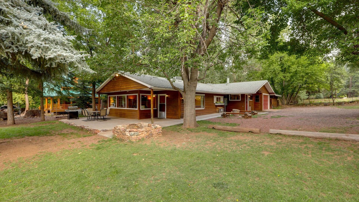 Pine Cabin | 8 Mi to Fossil Springs Trailhead: Pine Retreat!