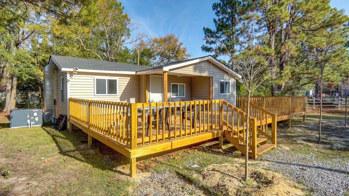 Aberdeen House | ~ 8 Mi to Pinehurst: Cozy Home w/Extended Deck!