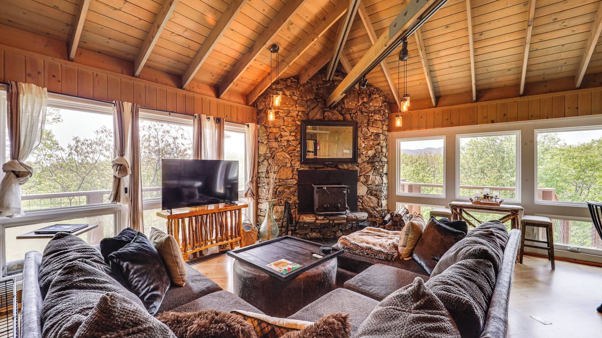 Seven Devils House | 8 Mi to Ski Slopes! Hot Tub Haven in Seven Devils