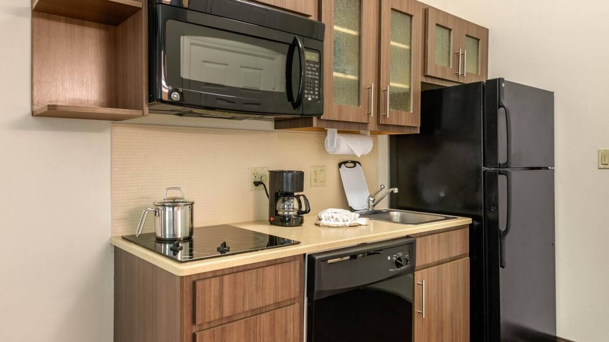 Biggar Hotel | 8 Miles Away from Fort Myers Beaches Family Room w/Kitchen and Free Parking