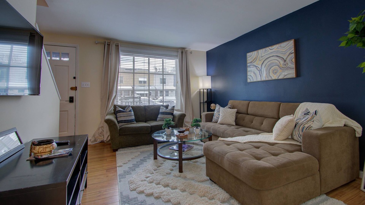 Old Town West House | ❃8 Min walk to Metro/Fenced Yard ❃ King Bed❃ Old Town Central Retreat ❃