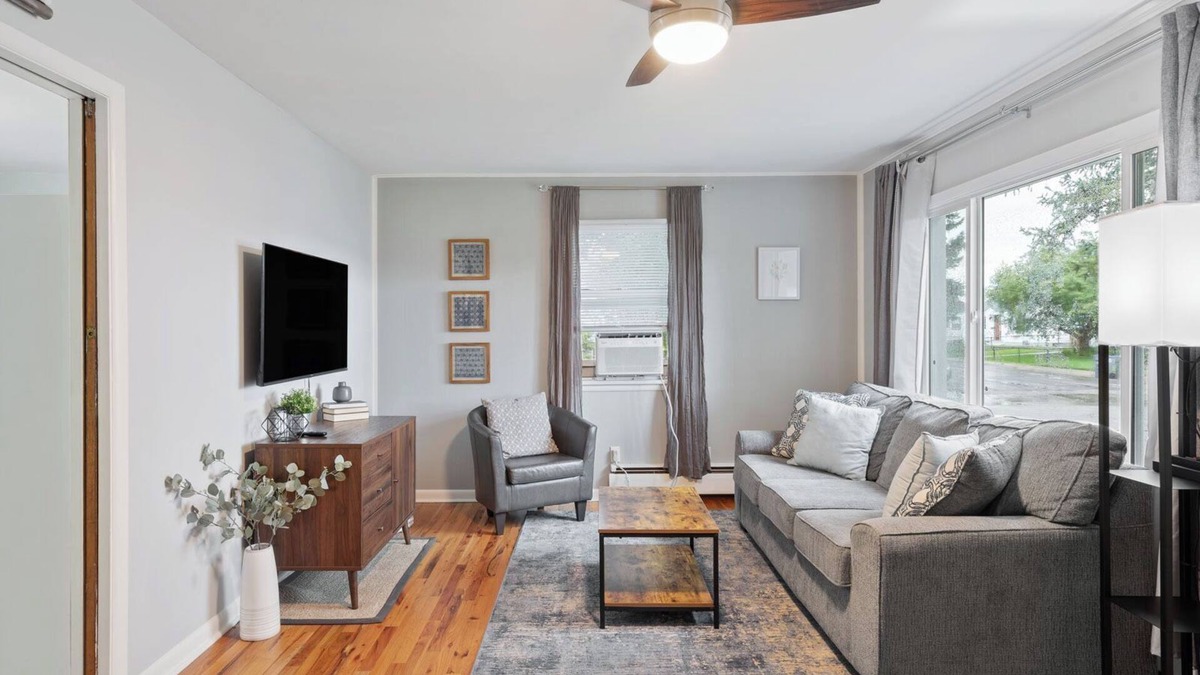 Cheyenne House | 8 mins to CFD 4Bdrm - 2Bath - 5Beds Full Duplex - 2 Kitchen's - 2 Living Room's