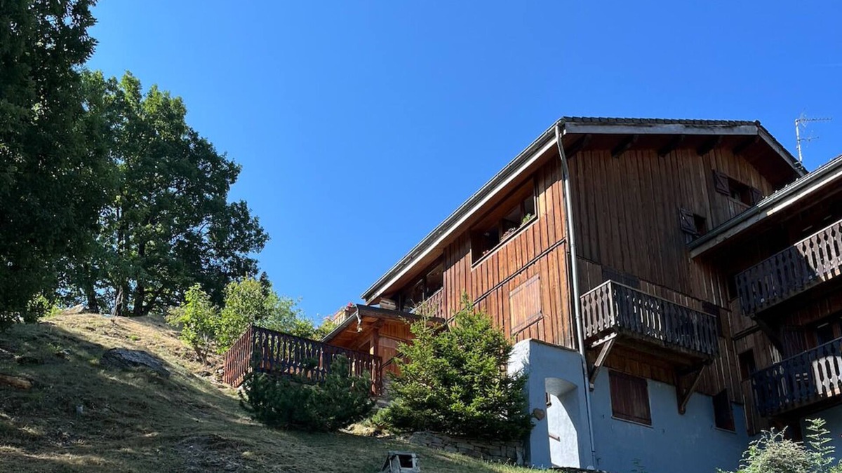 Saint-Bon-Tarentaise Apartment | 8 minutes from the slopes by car, apartment in private chalet with parking