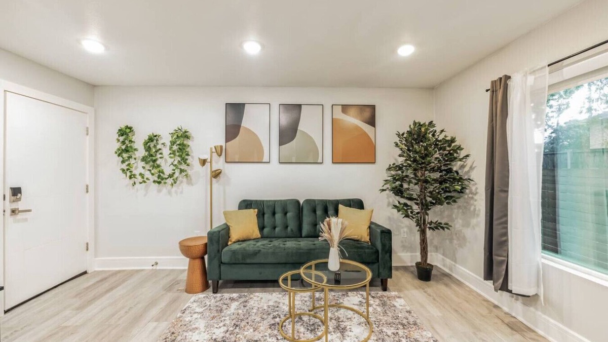 Old East Dallas Apartment | 8 Minutes to DT | 1/1 w/Parking (103)