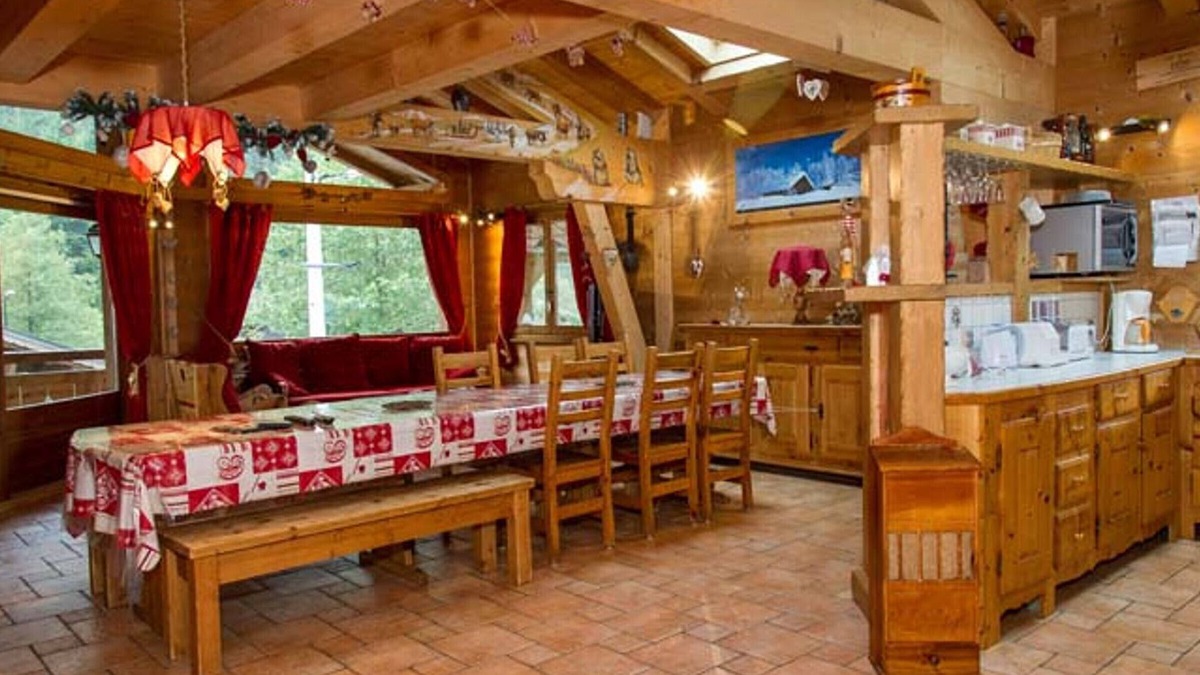 Chatel Apartment | 8-room chalet, 16 pers, near village, parking, WiFi, pets allowed