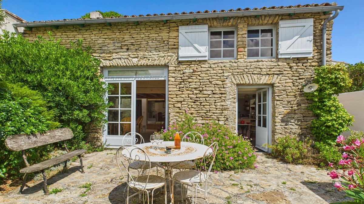 Les Portes-en-Re Ski Chalet | 800 m from the beach, house for 4 with terrace