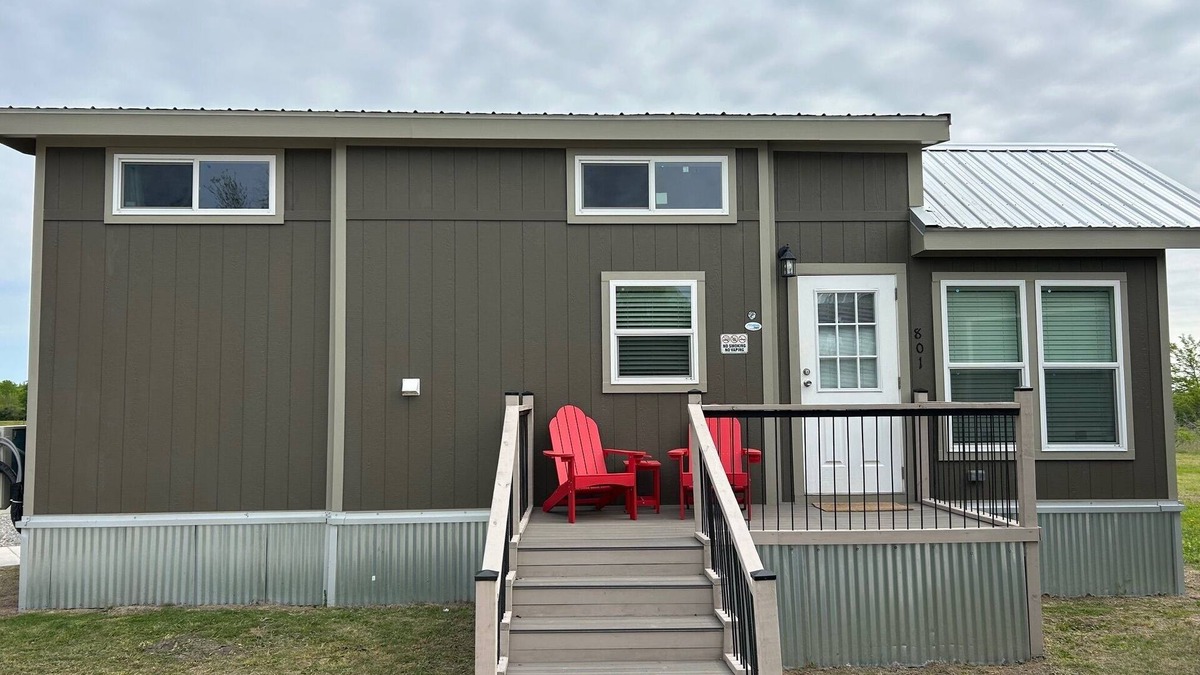 Honey Grove Cabin | 801 Cozy Loft cabin in delightful Honey Grove with AC, WiFi