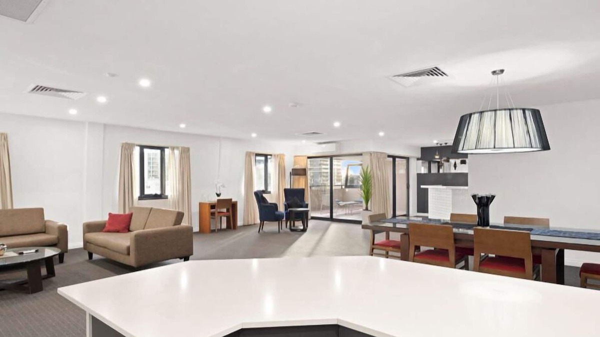 East Perth Apartment | 805 Secluded Spacious Sky Parlour For Family Pool+Gym