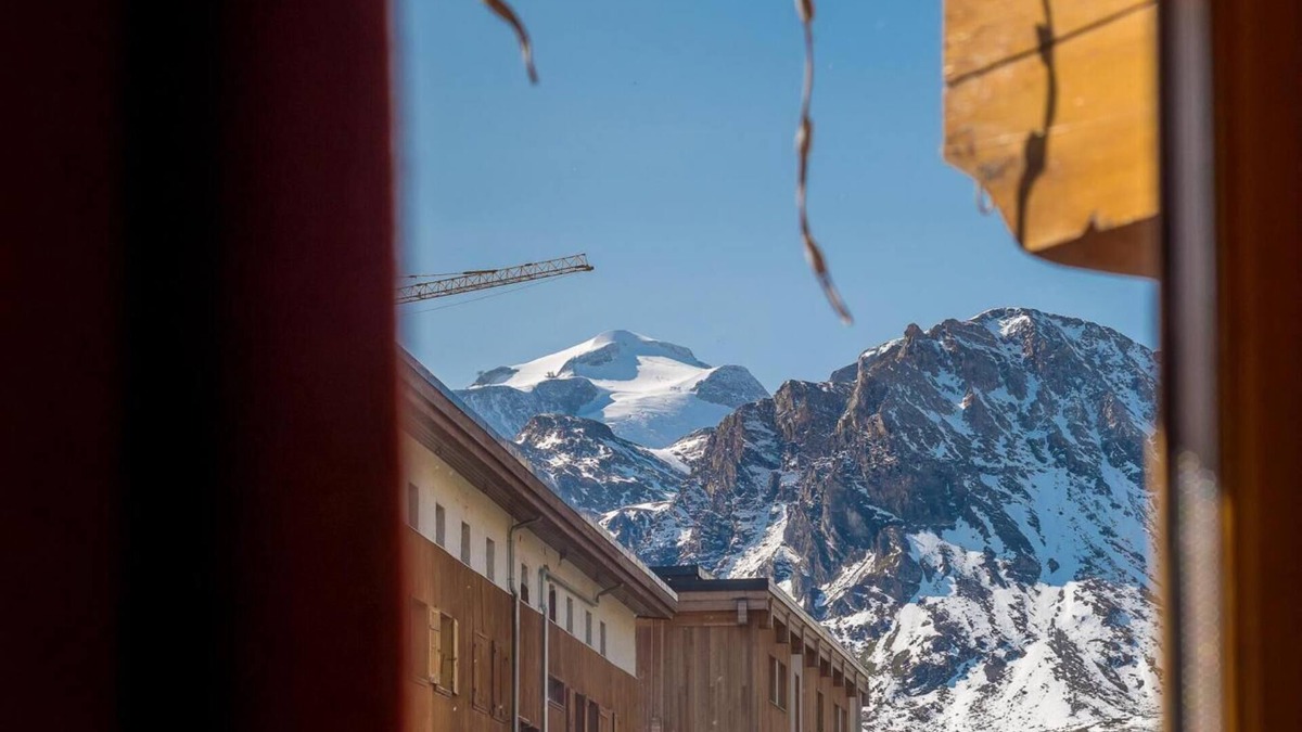 Les Almes Apartment | 80m from ski slopes, 2nd floor, fitness, balcony, fireplace or stove, tv, ski locker, 90m², Tignes