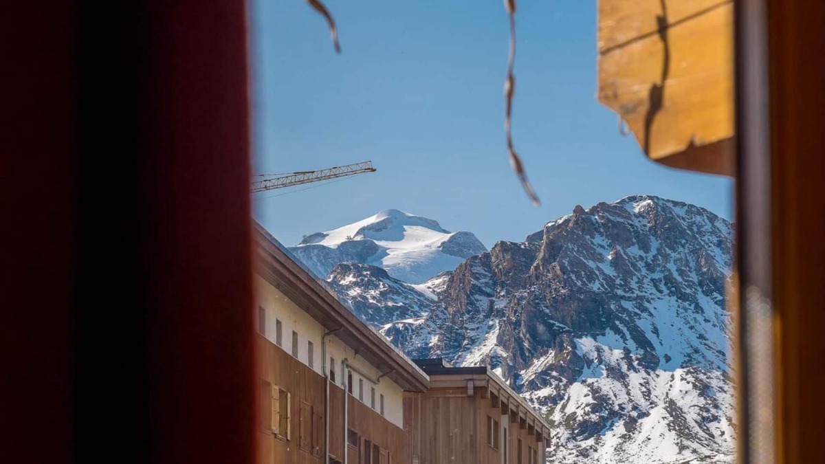 Les Almes Apartment | 80m from ski slopes, Ground floor, fitness, terrace, fireplace or stove, tv, ski locker, 180m²