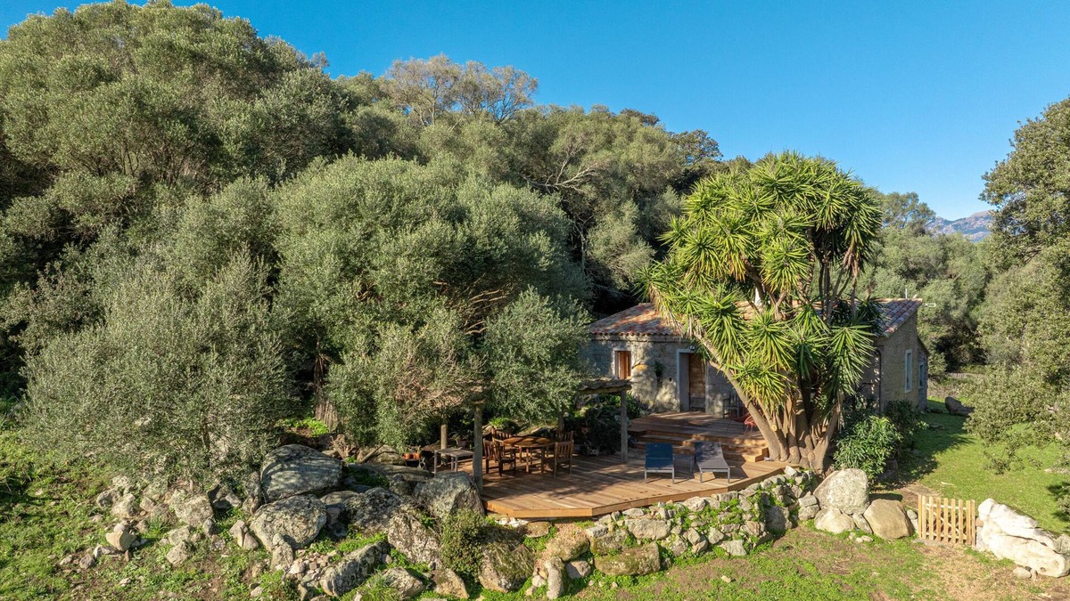 Sotta House | 80m2 former sheepfold between sea and mountain