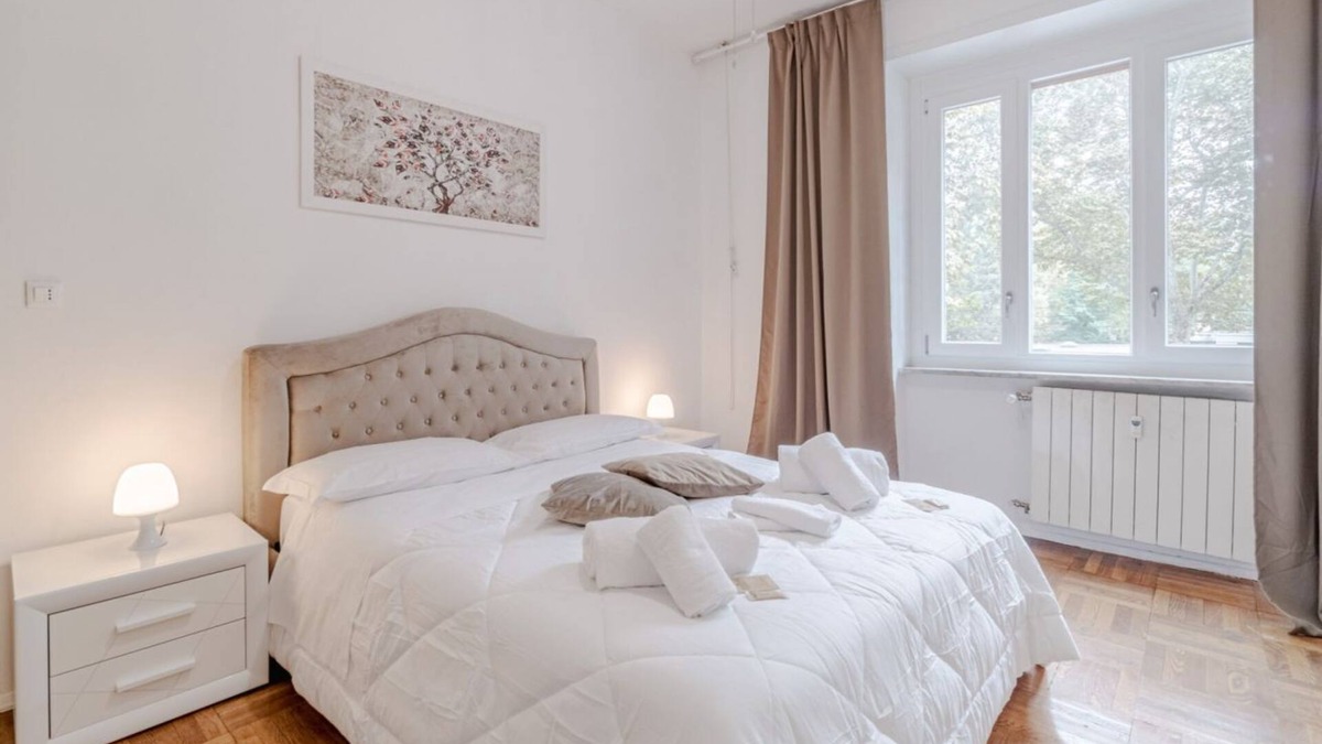 San Donato - Campidoglio Apartment | 85 sqm apartment for 6 people, located on the first floor of a building with an elevator (not suitable for people with disabilities). It features two balconies and is situated in a very quiet neighborhood, just steps from Parco Dora, full of greenery, bi